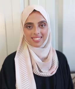 الأستاذة آية