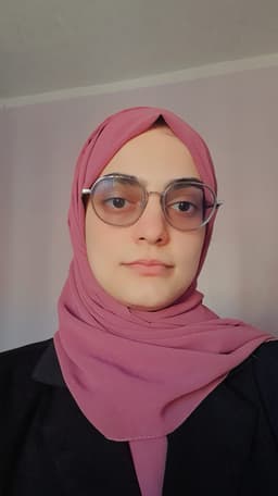الأستاذة نور